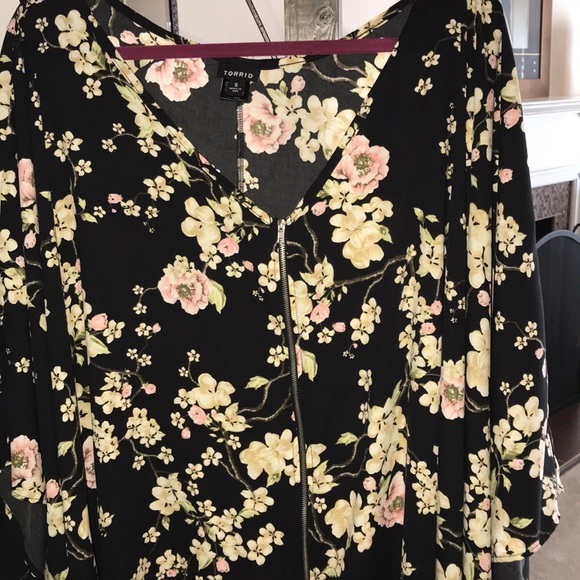torrid Other - Plus size 5 Torrids zip up kimono with flowers
